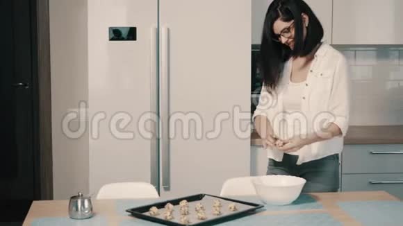 做厨房自制饼干的年轻女人视频的预览图