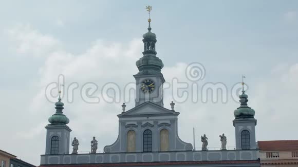 传统市政厅建筑的立面天空背景中有雕像和时钟视频的预览图