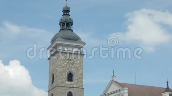 在欧洲古老的小城市里有市政厅钟的塔楼近景在天空中视频的预览图