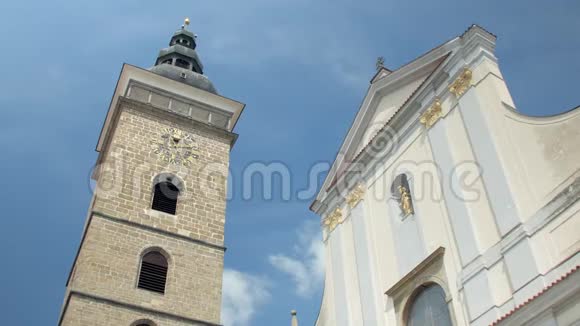 古老的传统建筑钟楼是用砖砌成的顶着蓝天视频的预览图