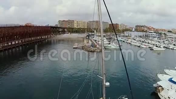 航拍码头上有许多船只和帆船背景是美丽的葡萄牙城市马德拉视频的预览图