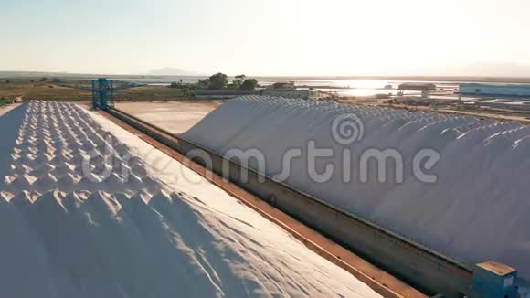 鸟瞰工业采盐沙漠堆盐视频的预览图