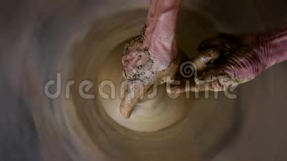 上景女陶工手工制作陶罐视频的预览图