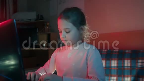 坐在电脑前哭泣的小女孩视频的预览图