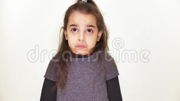 悲伤的小女孩交叉双臂展示停车标志肖像白色背景每秒50帧视频的预览图