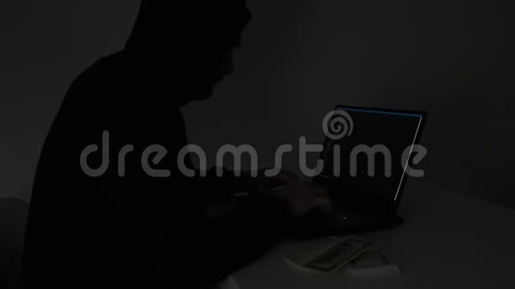 电脑黑客在键盘上输入代码夜间工作快关门视频的预览图