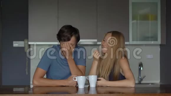 年轻夫妇在厨房里玩得开心笑得开心视频的预览图