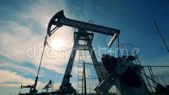 工作过程中的背光吸油井架石油工业石油工业石油部门的概念视频的预览图