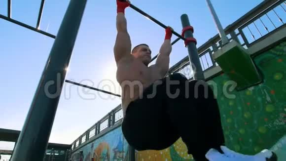 强壮的人在运动中锻炼腹肌视频的预览图