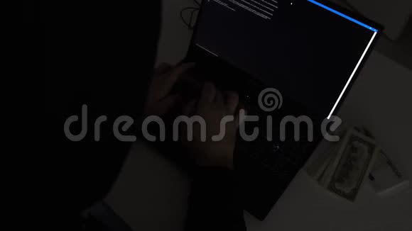 电脑黑客在键盘上输入代码夜间工作快关门视频的预览图