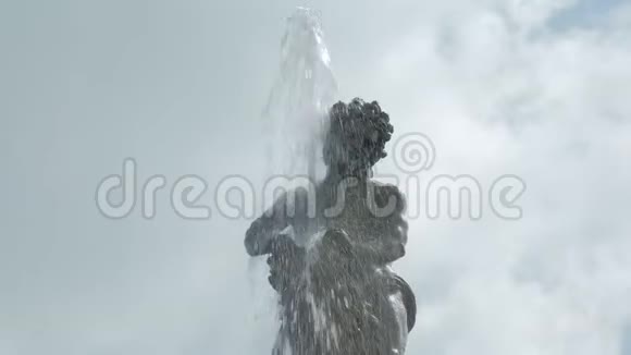 喷泉从人类古老建筑艺术的雕像上涌来视频的预览图