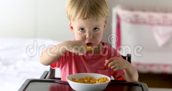 小男孩早餐吃玉米片视频的预览图