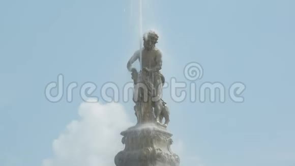旧喷泉的顶部有人的雕像水流在洒视频的预览图