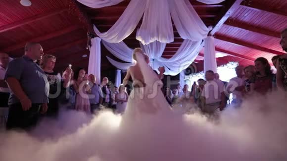新郎新娘的第一支舞在黑暗中跳舞视频婚礼视频的预览图