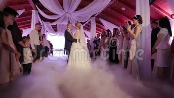 新郎新娘的第一支舞在黑暗中跳舞视频婚礼视频的预览图
