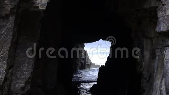 塔斯马尼亚州亚瑟港附近的著名洞穴视频的预览图
