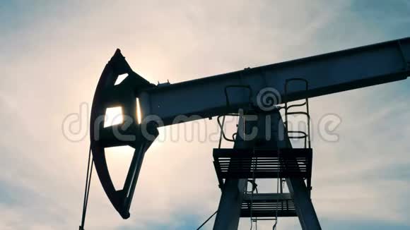 油燃料井架在慢慢地上下移动视频的预览图