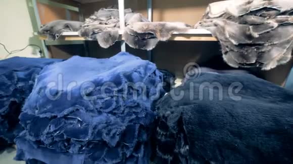 动物皮毛作为衣服在工厂里做动物皮视频的预览图