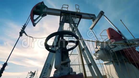 开采燃料过程中的采油施工石油工业石油工业石油部门的概念视频的预览图