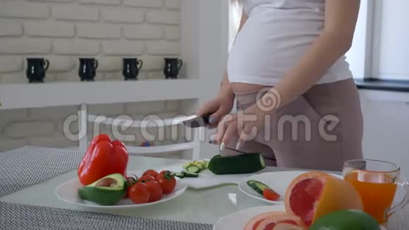 怀孕期间健康的食物未来的大肚子妈妈正在用新鲜的食物做有益的开胃菜视频的预览图