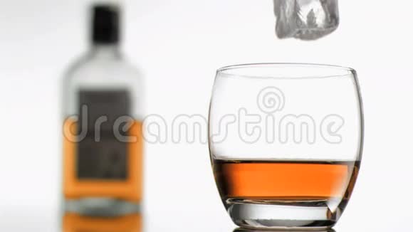 冰块以超慢的速度落在一杯威士忌中视频的预览图