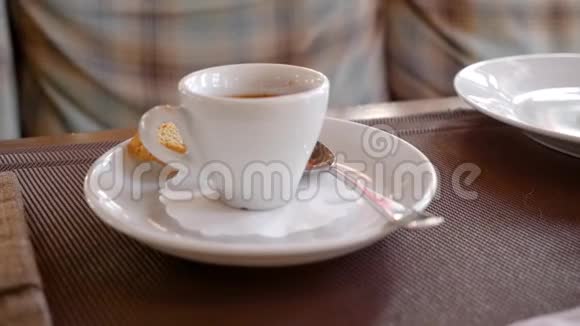 木桌上一杯香浓的咖啡咖啡时间概念近距离射击视频的预览图