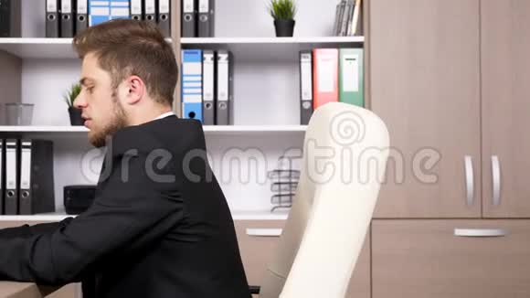 一个商人独自在办公室自言自语视频的预览图