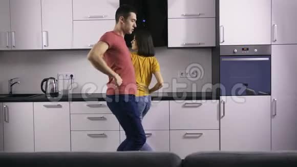 年轻创意夫妻在厨房的舞步视频的预览图