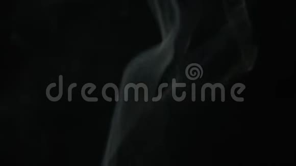 细细的烟线在黑色的背景上优美地旋转动作缓慢视频的预览图