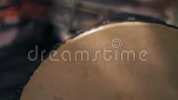 在节日的时候男子双手在扎姆贝击打节奏视频的预览图