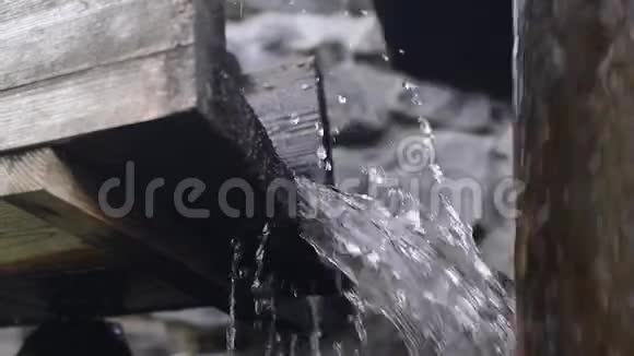 旧木水厂水轮水落在旧水轮上视频的预览图