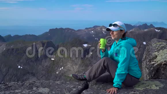 一个女孩正在山顶上喝茶视频的预览图