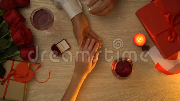 情人节那天男人在女人手上戴订婚戒指视频的预览图