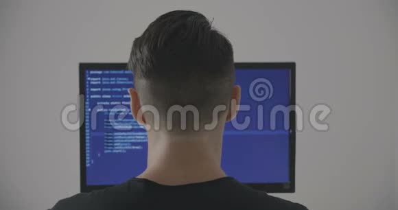 有经验的IT程序员在一个新的程序上工作青年黑客编写软件的源代码后景视频的预览图
