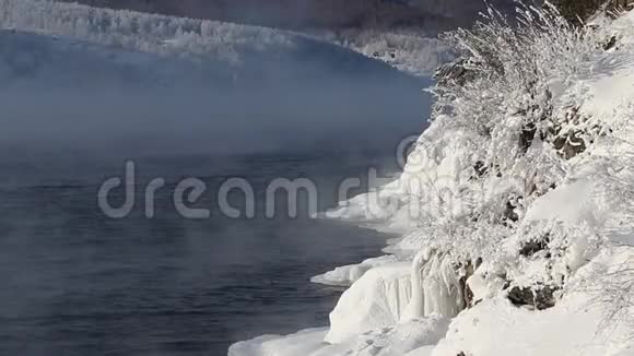 贝加尔湖的湖岸被冰雪覆盖暴风雪中长满了雪树湖水一飞冲天视频的预览图