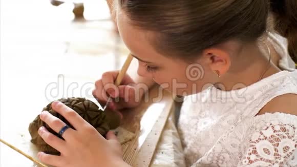 女孩肖像是用粘土做玩具的视频的预览图