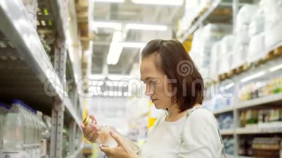 女人在商店里选择一瓶矿泉水视频的预览图
