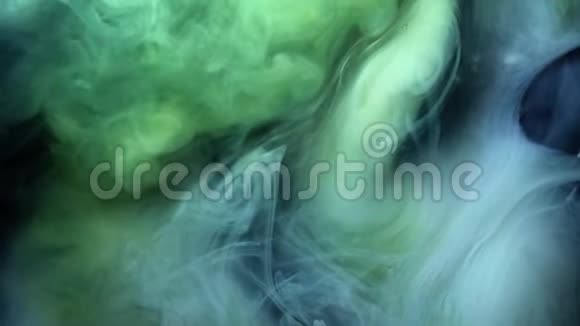 水中的绿和白墨水创意慢动作在黑色的背景上视频的预览图