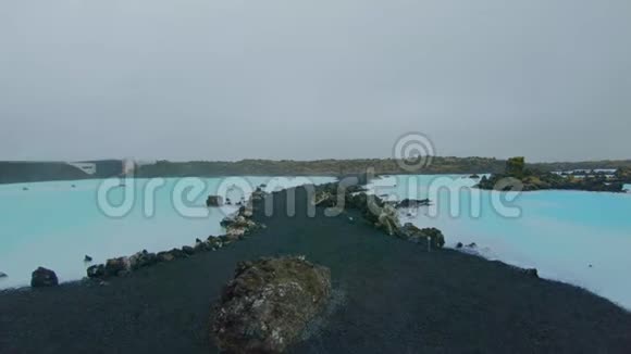 观看蓝色泻湖温泉冰岛视频的预览图
