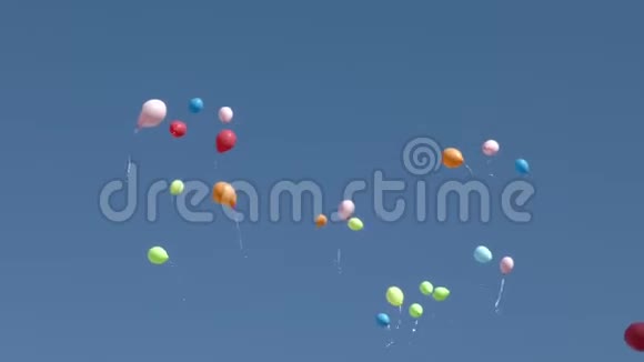 节日胶球高高地飞向天空视频的预览图