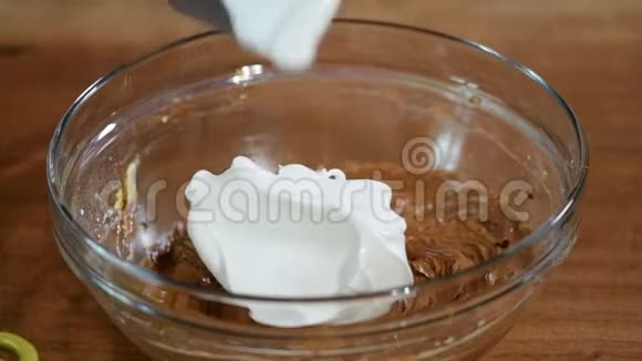把蛋清打在巧克力面糊上加巧克力搅拌蛋清和蛋糕面糊视频的预览图