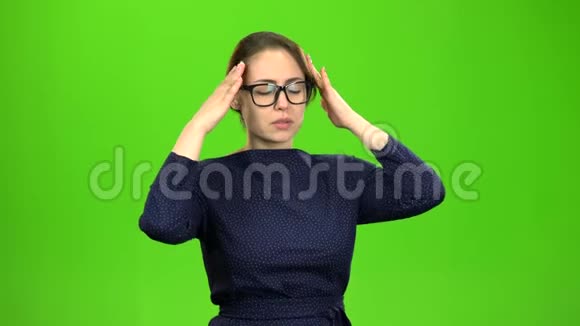 商务女性头痛绿色屏幕视频的预览图