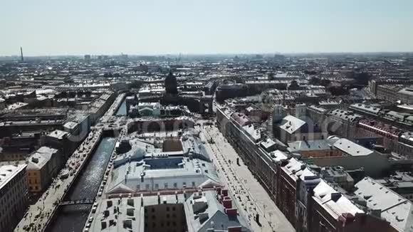 圣彼得堡河道桥梁喀山大教堂等现代历史建筑的鸟瞰图视频的预览图