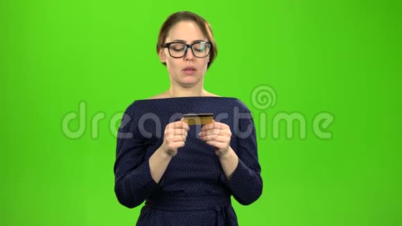 银行员工是一个悲伤的女孩她没有任何钱和信用卡绿色屏幕视频的预览图