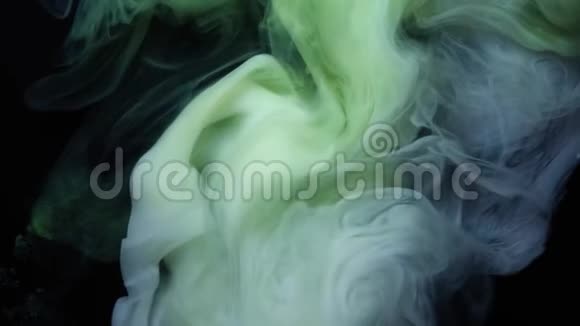 绿色和白色的墨水在水里创意慢动作在黑色背景上视频的预览图