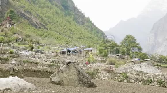 在尼泊尔普罗克村附近的马纳斯鲁山上徒步旅行的游客视频的预览图