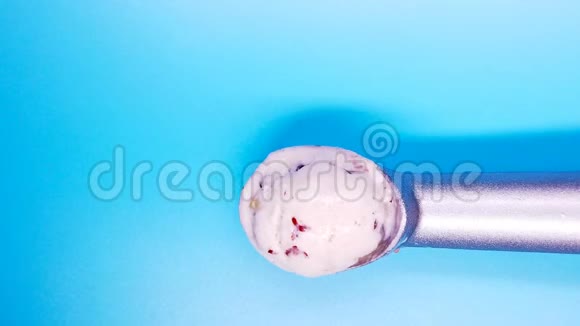 栗子红豆冰激凌球在蓝色背景的勺子上融化视频的预览图
