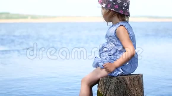 孩子脚在水里儿童享受夏日时光视频的预览图