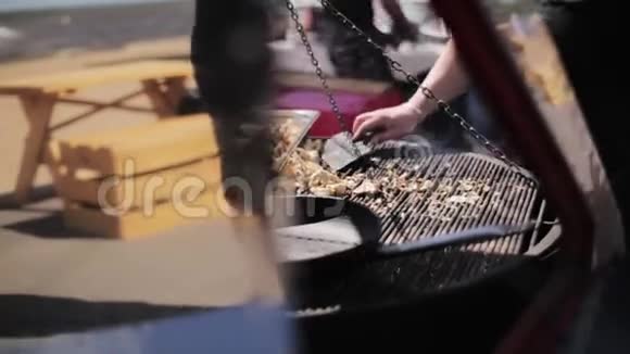 在露天餐厅的大型烤架上专门为男性烹煮食物视频的预览图