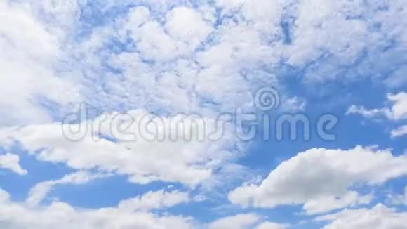 白云消失在蓝天上的烈日中视频的预览图